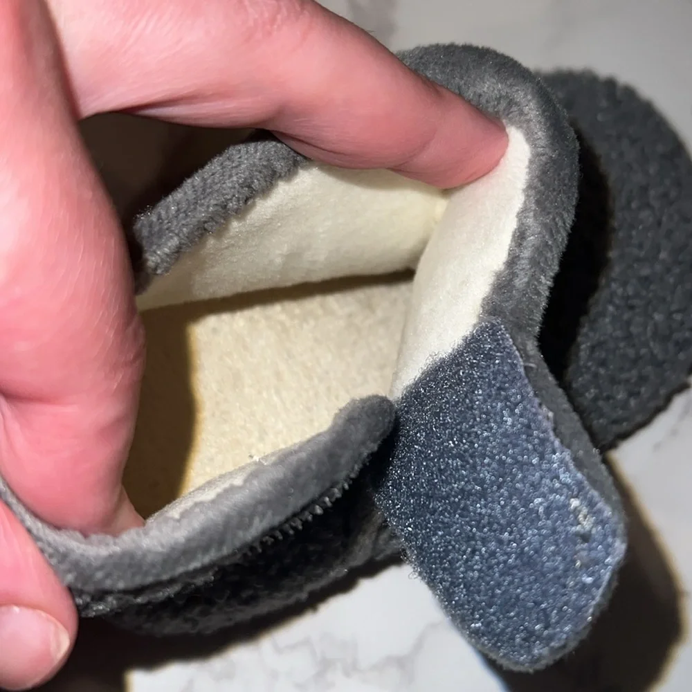 NWOT Dark Gray Kids Sherpa Booties (24/25)